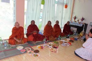 Наш магазин благословили тайские монахи!