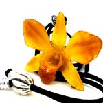 Кулон из цветка орхидеи желтый