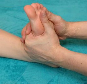 массаж суставов ног